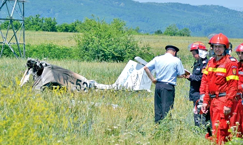 Avionul de mici dimensiuni participa la prima ediţie a show ului aviatic  Băneşti Fly In, eveniment care a început  sâmbătă pe aerodromul din localitate  şi la care au participat zeci de avioane,  planoare, motodeltaplane jpeg