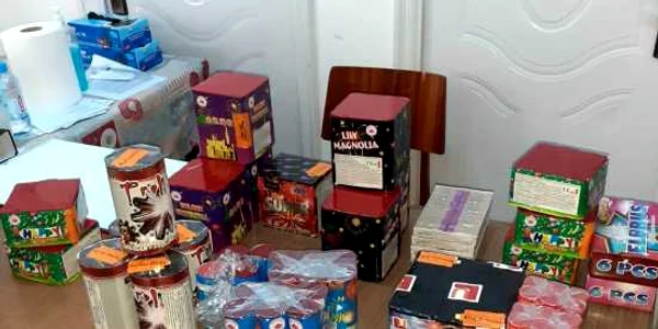Baterii de artificii din portbagajul maşinii