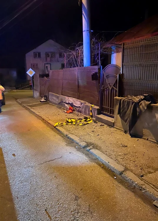 Un bărbat de 34 de ani, pasager într-o maşină, a murit după ce autoturismul a ajuns într-un gard de beton. Şoferiţa, în vârstă de 26 de ani, este în stare gavă