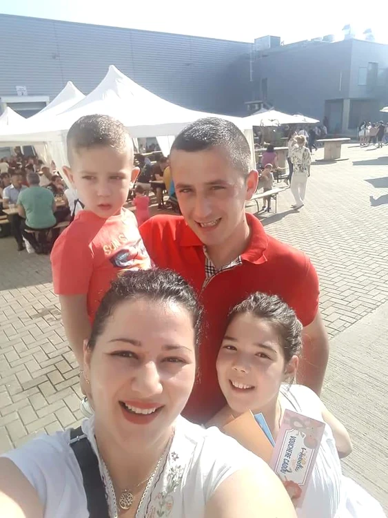Oana alături de familie FOTO arhivă personală