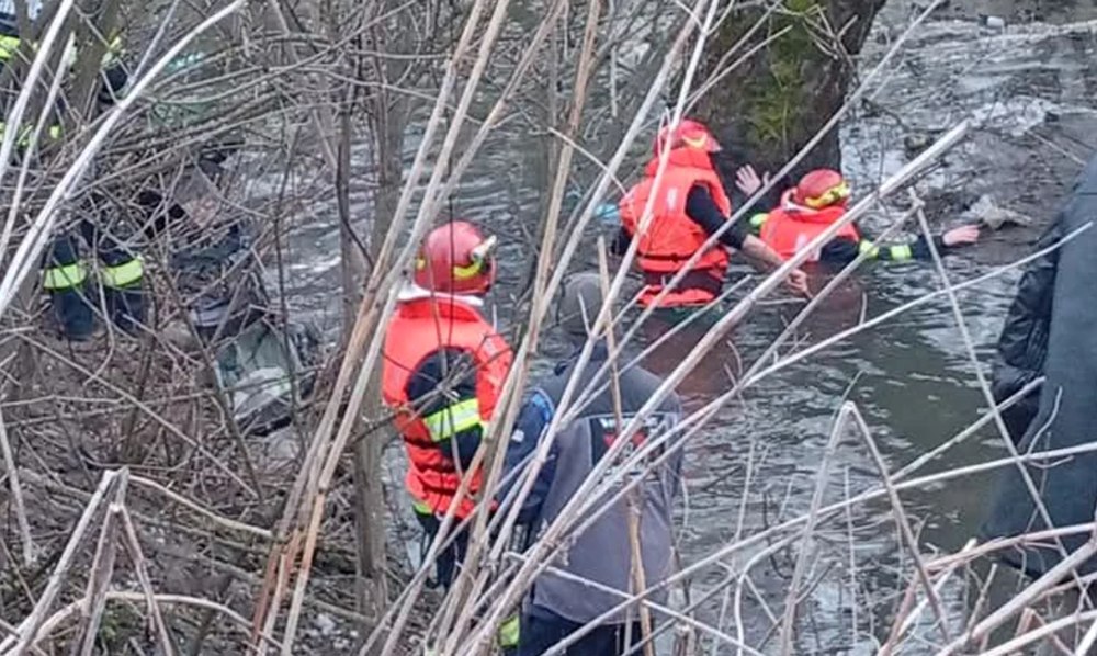 Verificări la familia celor doi copii care au murit înecați în pârâu. Părinții au mai avut 2 micuți care au decedat