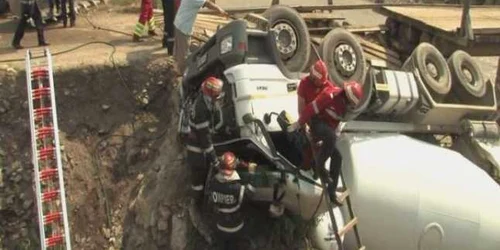 Betoniera s-a răsturnat în şanţ (foto arhivă)