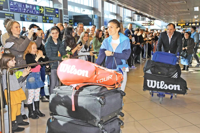 
    Fanii au aplaudat-o pe Simona la aeroportFoto: Roberto Sălceanu  