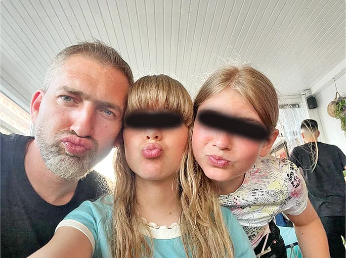 Omul de afaceri are  două fetiţe gemene