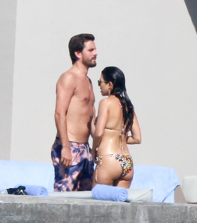 Exclusive    Kourtney Kardashian And Scott Disick Arrive In Los Cabos For Romantic Getaway **NO USE W/O PRIOR AGREEMENT   CALL FOR PRICING** jpeg