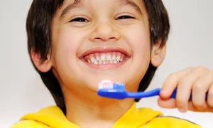 copil se spala pe dinti jpeg