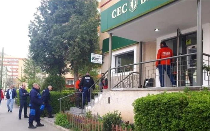 Bărbatul care a încercat să dea lovitura la CEC Bank a renunţat din motive necunoscute FOTO myTex.ro