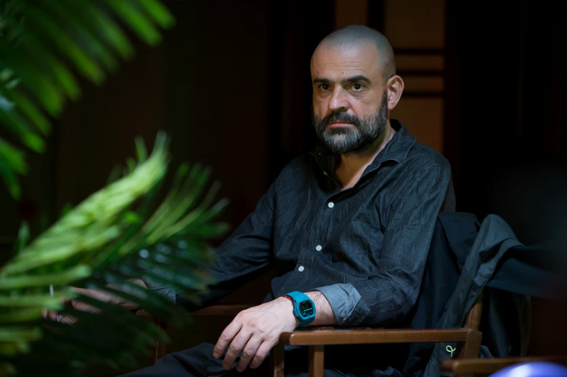 Bogdan Theodor Olteanu pe platoul de filmare la Klaus și Barosso. FOTO: Vlad Cioplea