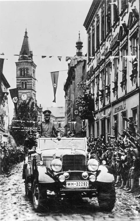 Hitler într-un autoturism Mercedes-Benz W31 Tip G4 FOTO wikipedia