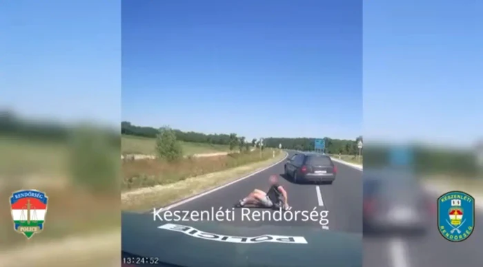 momentul în care șoferul român sare din mașină FOTO captură video Police.hu