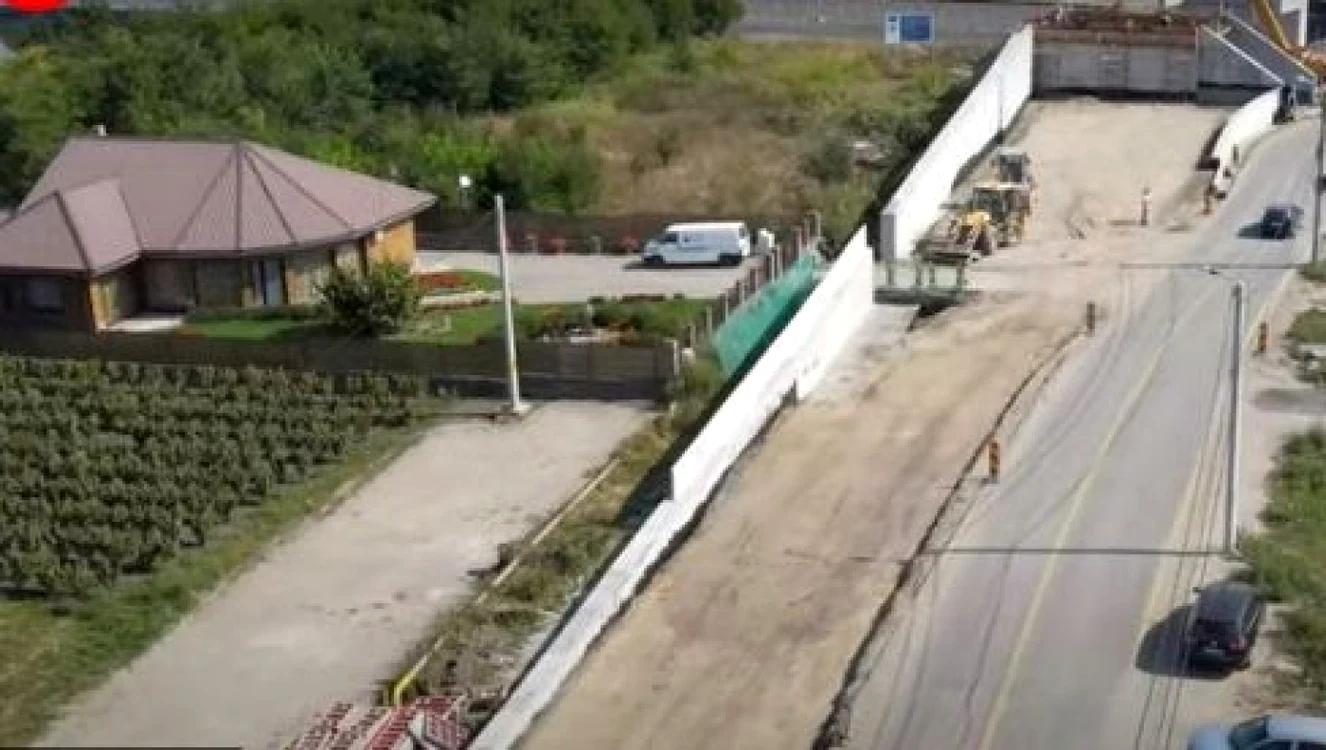 Zidul care va susţine pasarela peste autostradă este construit la câţiva metri de locuinţă