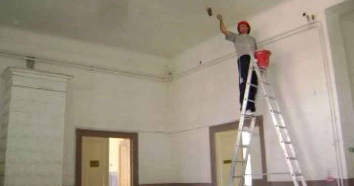 Turnu Severin: Şcoala Nr. 3, igienizată cu fonduri proprii şi cu un singur meşter