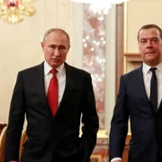 Vladimir Putin si Dmitri Medvedev FOTO EPA-EFE