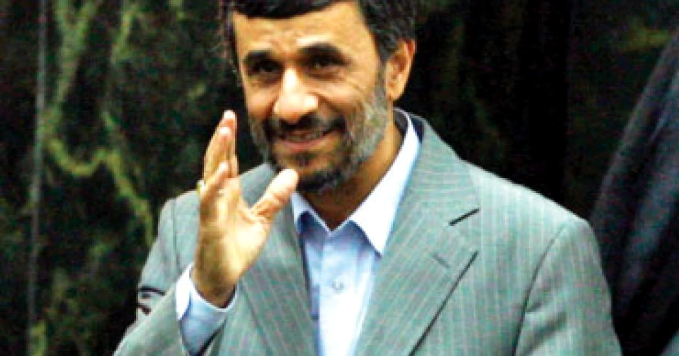 Ahmadinejad, învestit preşedinte cu poliţia