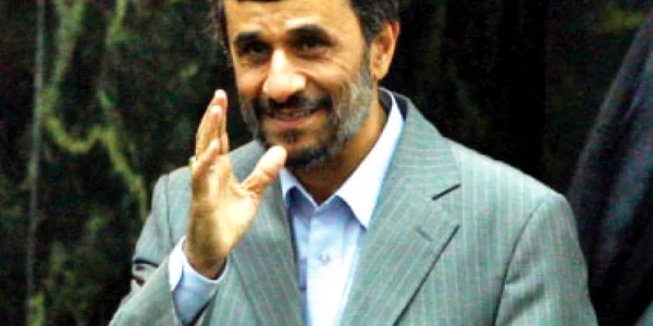 Ahmadinejad, învestit preşedinte cu poliţia