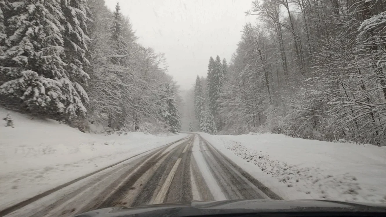DN74, la urcarea Dealului Mare FOTO Adevărul