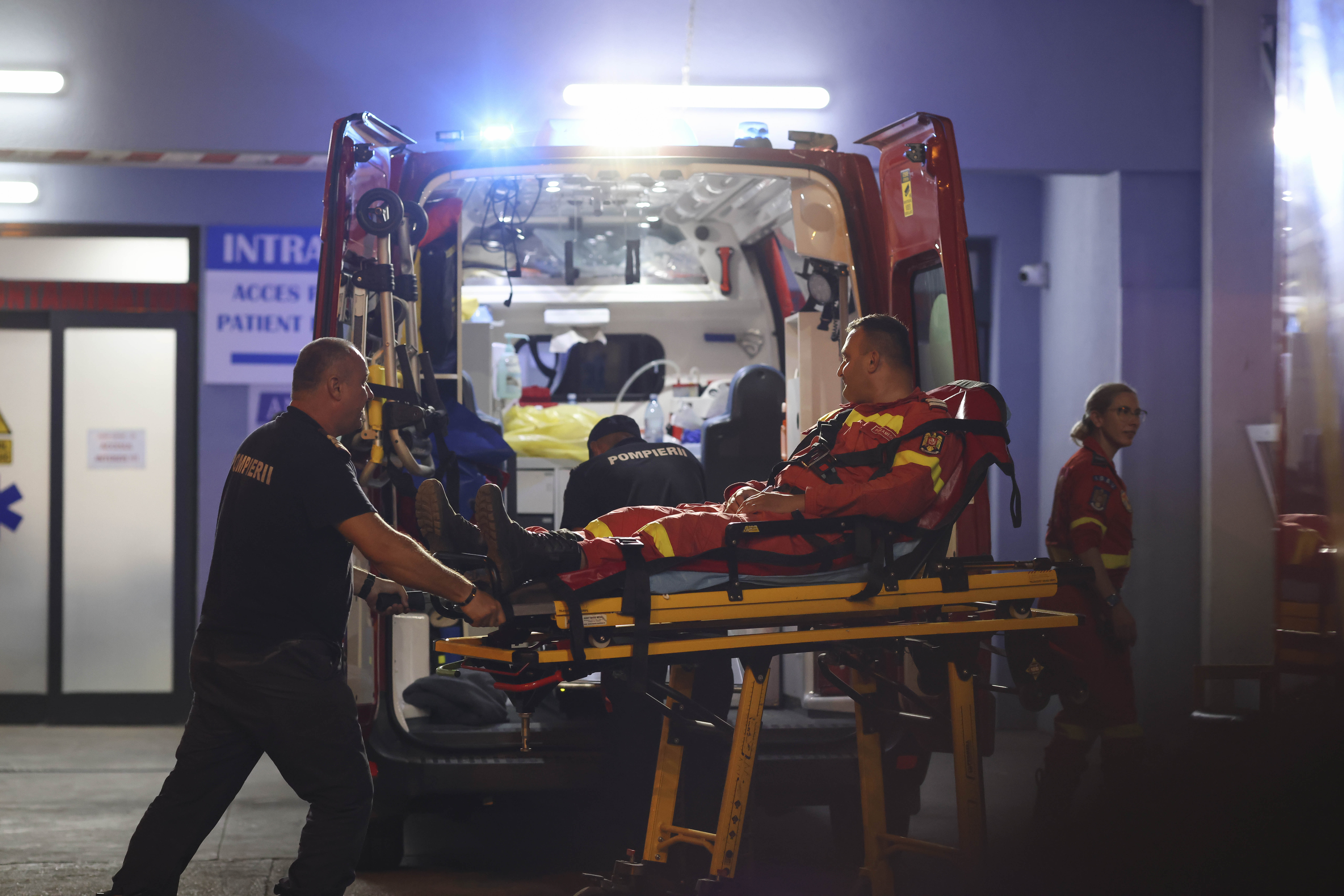 Pompieri dusi la spitalul Floreasca dupa explozia din Crevedia Foto Inquam Photos Sabin Cirstoveanu (1) jpg