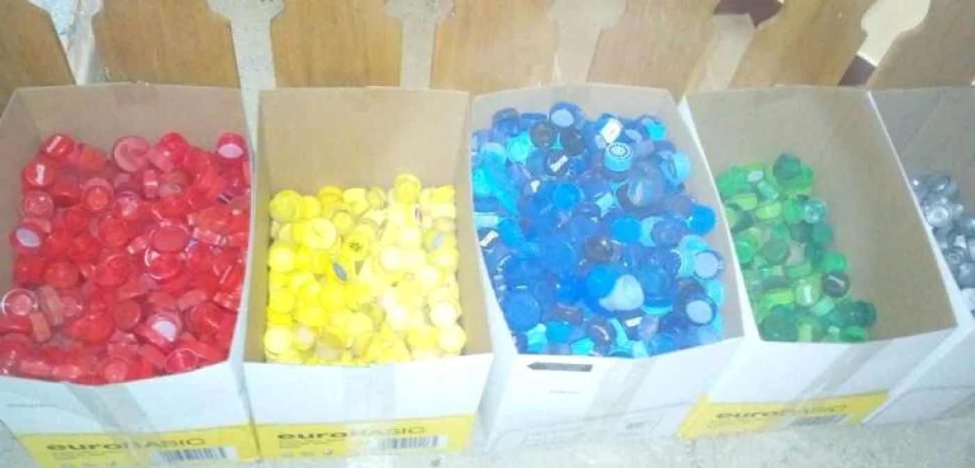 Grădiniţele au pregătit cutii speciale pentru ca cei mici să colecteze capacele - foto: obiectiv-sm,.ro