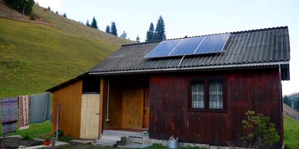 casa-izolata-panouri-fotovoltaice Foto Energia Inteligentă