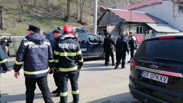 Pompierii sunt prezenți de două zile pe strada Grădiște FOTO: Alina Mitran