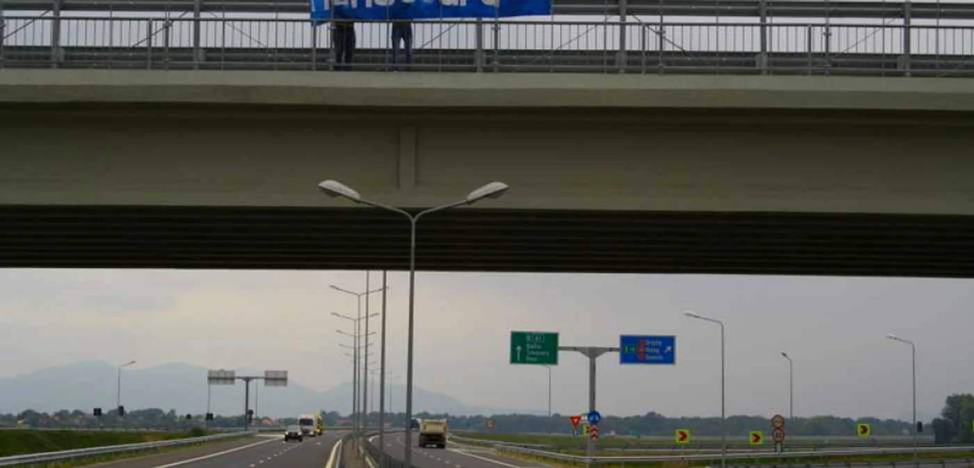 Bannerele care indică direcţia spre Hunedoara au fost ancorate la ieşirea de pe autostradă. D.G.