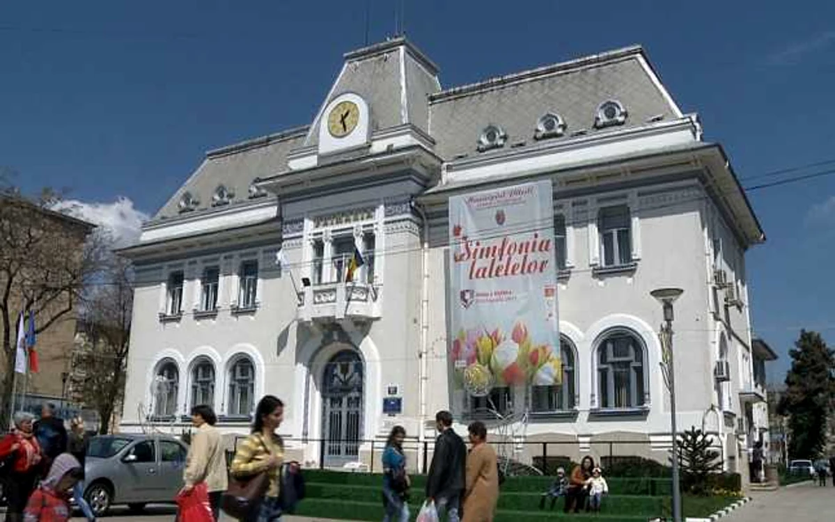Primăria Piteşti,punctul de plecare al paradei florilor                 FOTO Laurentiu Ionescu