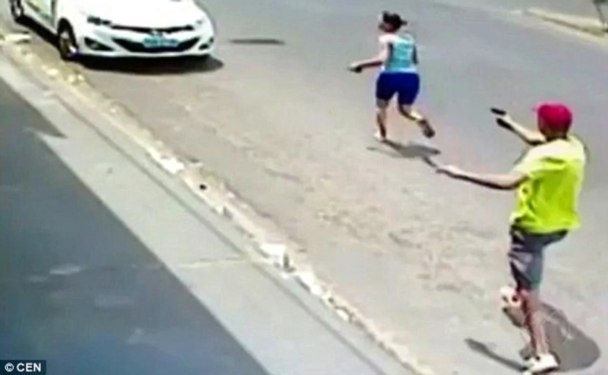 
    Un poliţist brazilian şi-a urmărit soţia pe stradăFoto: captură CEN  