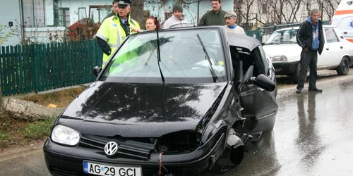 Maşina s-a oprit într-un cap de pod de pe marginea drumului