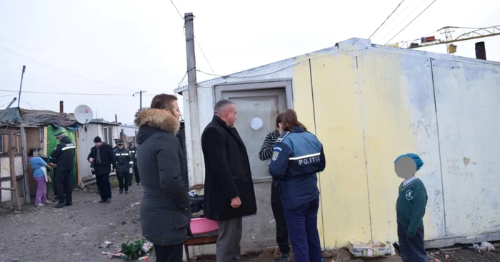 Poliţiştii clujeni au efectuat o razie într-o zonă rău famată a Clujului, la periferia oraşului. FOTO: IPJ Cluj