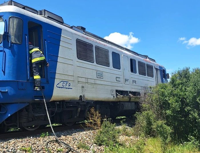 Incendiu la locomotiva Trenului Oradea-Mangalia FOTO: ISU