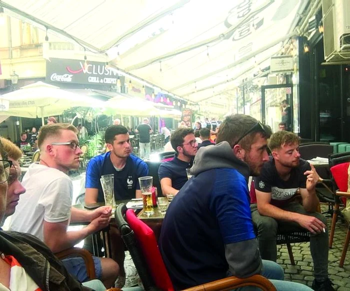 Cei şase suporteri francezi voiau sa ajunga la Budapesta, dar au aterizat la Bucuresti. Imagine: Jurnalul.ro