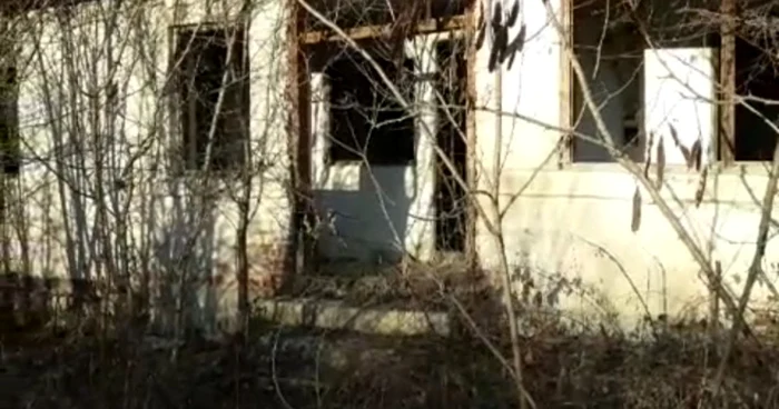 casa parasită bebeluş abandonat