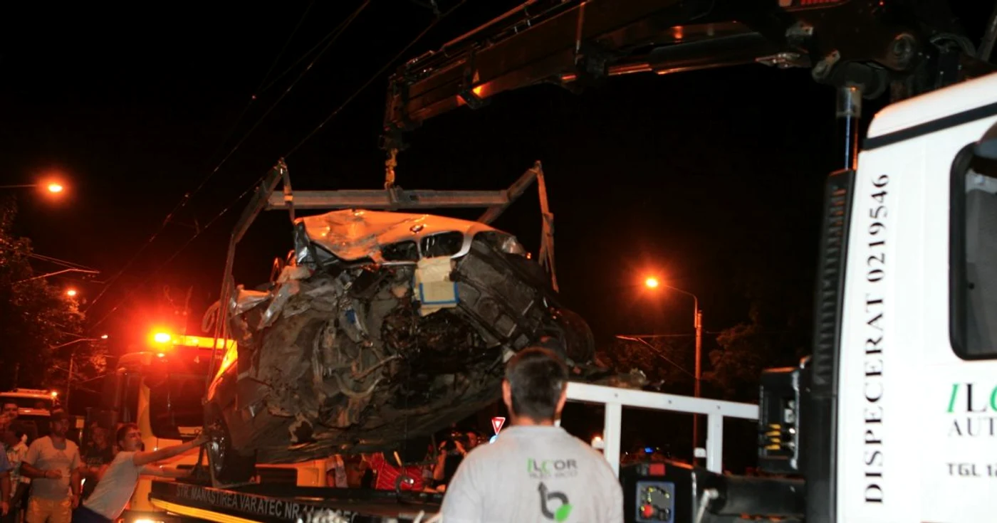 Maşina a fost grav avariată în urma impactului, victima fiind scoasă cu ajutorul unui echipaj de descarcerare FOTO Arhivă Adevărul