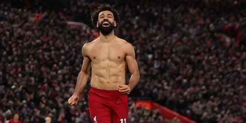 Mohamed Salah de la Liverpool sărbătorește marcarea celui de-al șaselea gol al echipei sale în meciul cu Manchester FOTO Profimedia 
