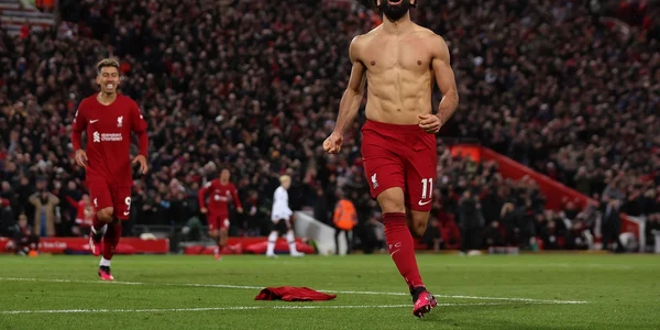 Mohamed Salah de la Liverpool sărbătorește marcarea celui de-al șaselea gol al echipei sale în meciul cu Manchester FOTO Profimedia