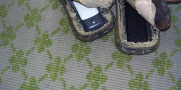 Telefoanele mobile au fost ascunse în căptuşala papucilor