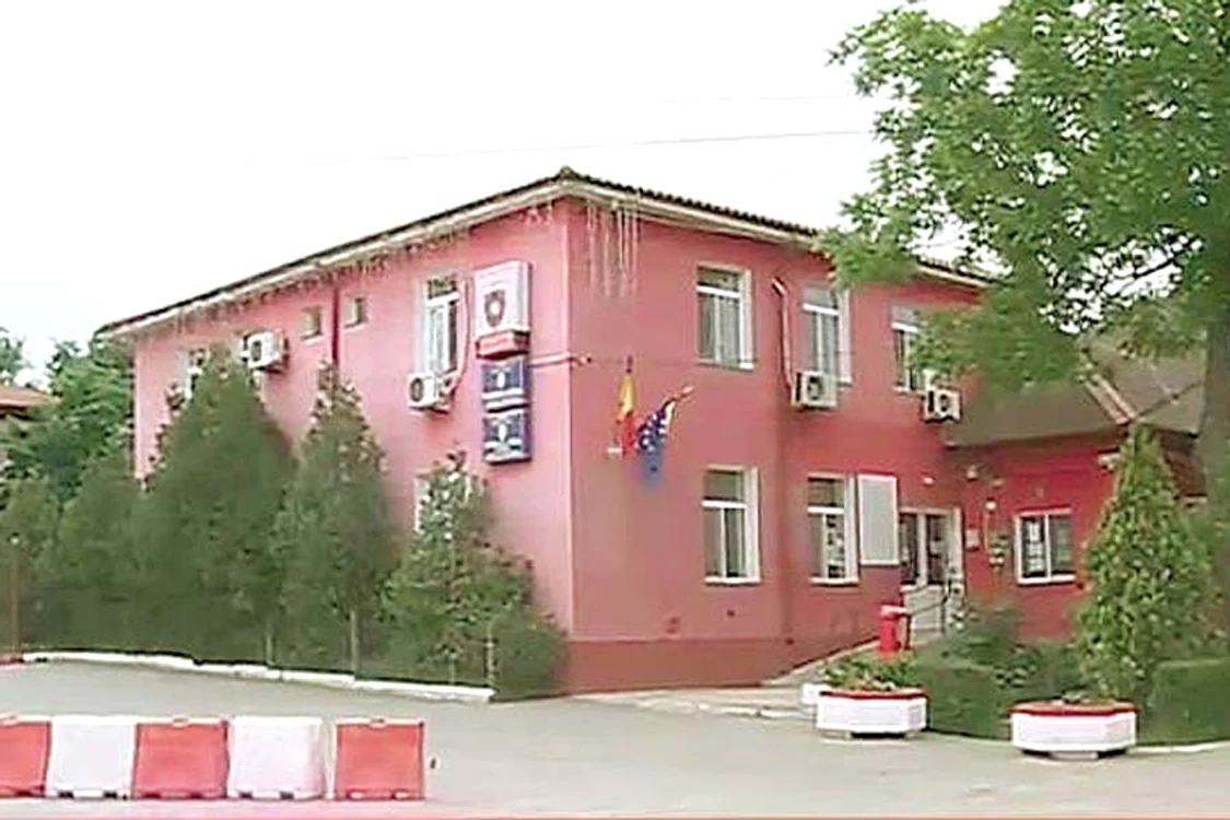 Agresiunea ar fi avut loc într-una din încăperile  administraţiei locale