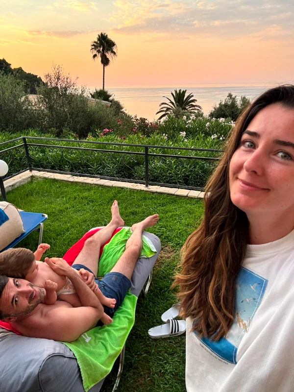 Marina și Daniel Nițoiu, cu bebelușul Filip în Corfu foto: arhivă personală 