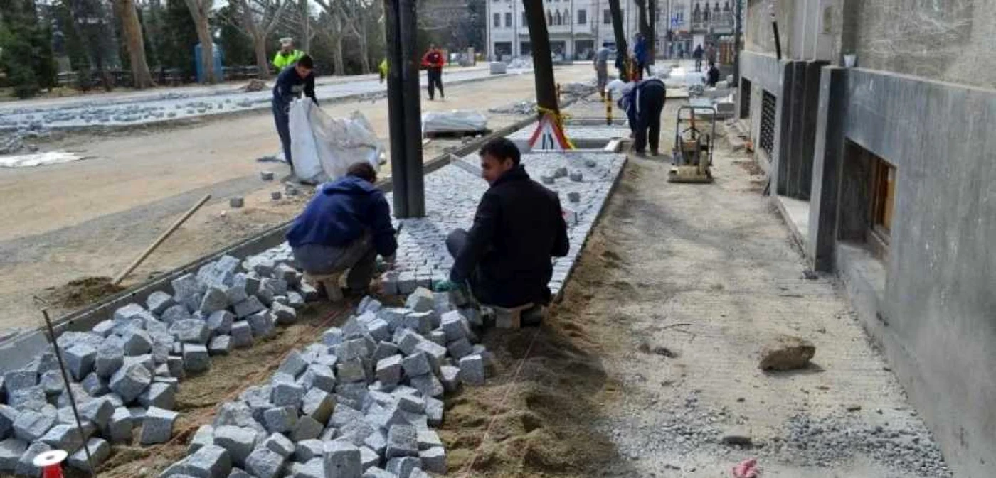 Muncitorii montează piatră cubică pe strada Ion C. Brătianu, care leagă bulevardul Ştefan cel Mare de strada Cuza, şi care va fi redeschisă traficului auto FOTO: ziaruldeiasi.ro