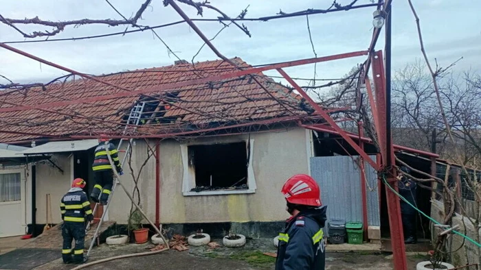 Casa unde a avut loc incendiul cu doi morți din Bihor