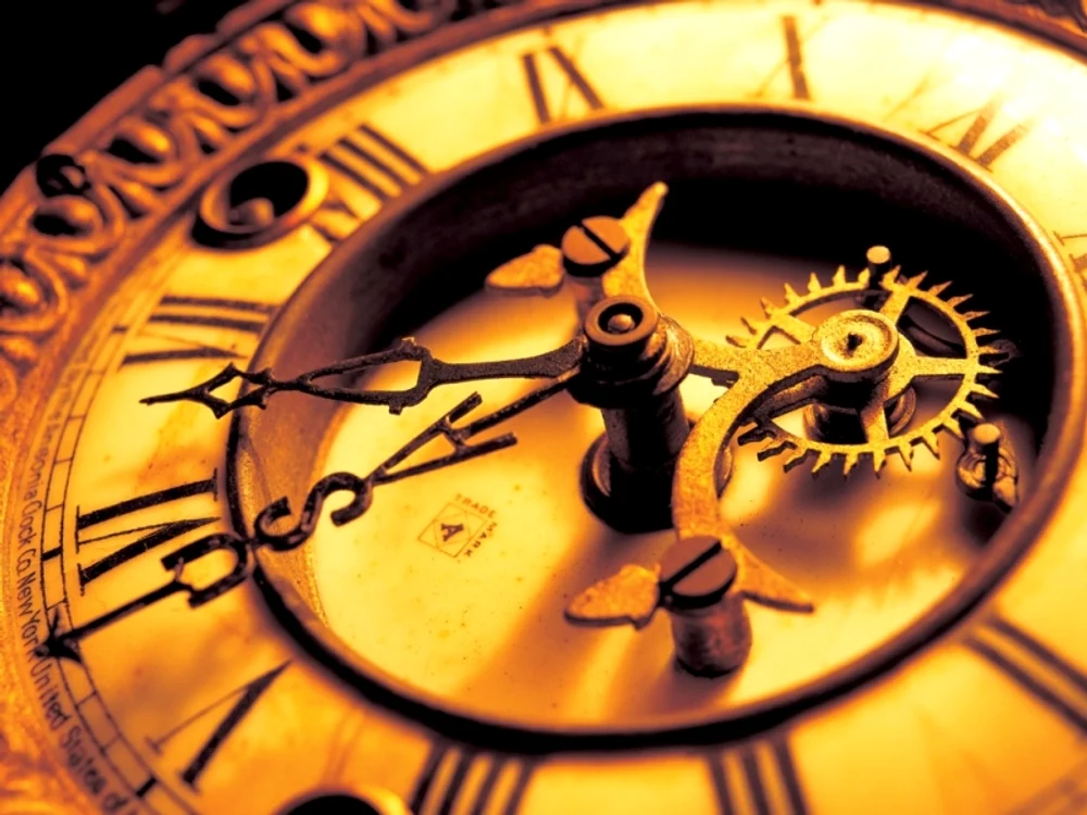
    Duminică, 25 octombrie, ora 04.00 dimineaţă devine ora 03.00.  