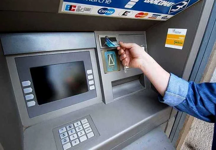 O femeie a găsit un card în bancomatFOTO: arhiva