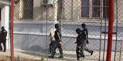 Proxeneții au racolat 18 minore, o parte dintre ele fiind aduse azi pentru audieri la Slatina