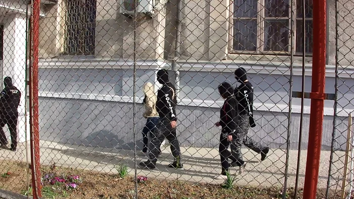 Proxeneții au racolat 18 minore, o parte dintre ele fiind aduse azi pentru audieri la Slatina