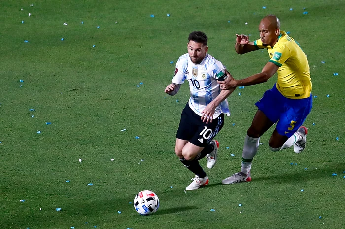 
    Lionel Messi îl depășește pe FabinhoFoto: Guliver / GettyImages  