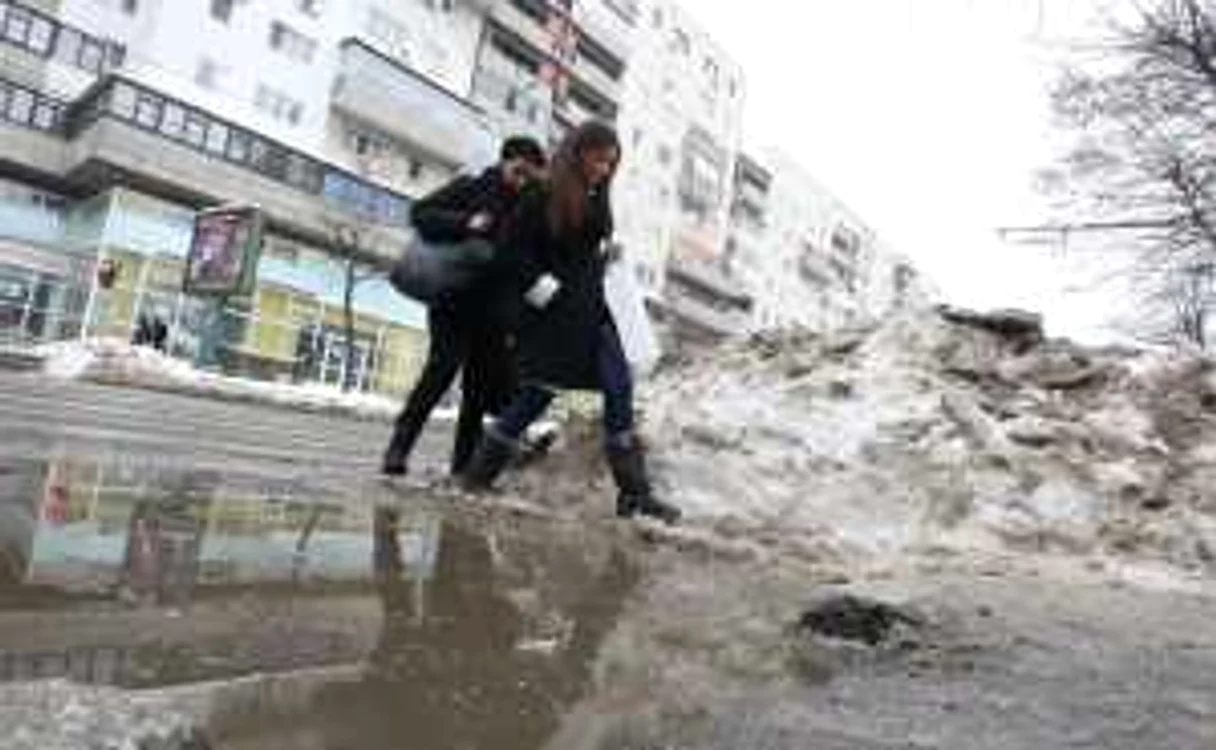 Mormanele de zăpadă inundă străzile Iaşiului
