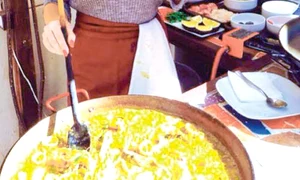 Ilinca face ultimele  pregătiri pentru masa de Paște jpeg