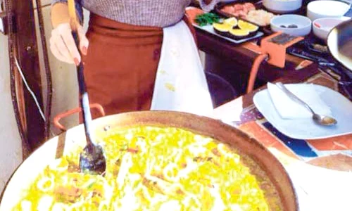 Ilinca face ultimele  pregătiri pentru masa de Paște jpeg