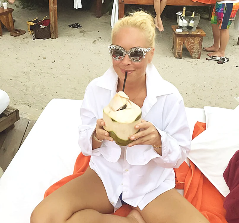 Vica se relaxează  și ea în Thailanda