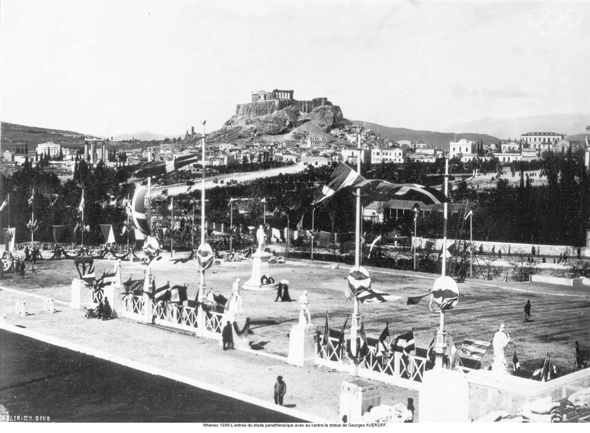 Intrarea pe stadionul Panathenaic, în timpul Jocurilor Olimpice din 1896, cu Acropola din Atena în fundal (© Wikimedia Commons)